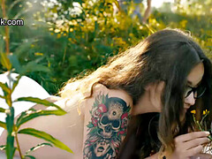 Gros seins, Sucer une bite, En levrette, Lunettes, Branlette thaïlandaise, Embrassement, Culottes ou slips, Adolescente