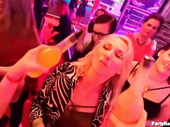 Braunhaarige, Gruppe, Hd, Interrassisch, Lesbisch, Natürlich, Öffentlich, Muschi