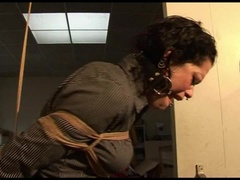 Gebondenheid, Aangekleed, Vastgebonden