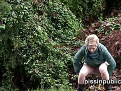 18 jaar, Enthousiasteling, Bruinharig, Spijkerbroeken, Pissen, Openbaar, Roodharige vrouw, Tiener