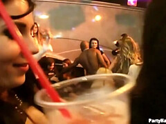 Grote mammen, Naakte man aangeklede vrouw, Groep, Hakken, Interraciaal, Ondergoed, Moeder die ik wil neuken, Tatoeage