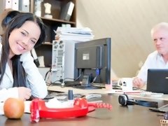 Blasen, Braunhaarige, Hundestellung, Fetisch, Handjob, Natürlichen titten, Entkleiden, Jungendliche (18+)