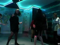 Handbeurt, Hardcore, Zoenen, Likken, Masturbatie, Kut duiken, Schoolmeisje, Swinger