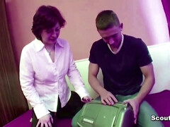 Femme couguar, Première fois, Énorme, Chatte, Rousse roux, Seins flasques, Belle mère, Adolescente