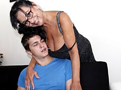 Enthousiasteling, Grote kont, Grote lul, Grote mammen, Bruinharig, Handbeurt, Masturbatie, Rijpe lesbienne