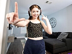 18 ans, Grosse bite, Sucer une bite, En levrette, Seins naturels, Maigrichonne, Adolescente, Nénés