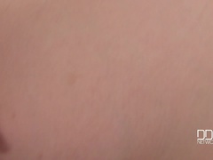 In den arsch, Blondine, Absätze, Orgasmus, Rasiert, Rock, Tätowierung, Spielzeuge