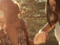 Brunette brune, Doigter, Lesbienne, De plein air