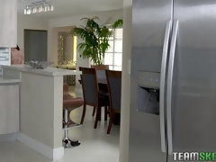 Grosser arsch, Bikini, Braunhaarige, Küche, Natürlichen titten, Pool, Muschi, Jungendliche (18+)