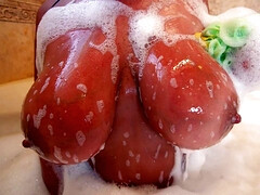 Bruinharig, Rondborstig, Rijpe lesbienne, Moeder die ik wil neuken, Moeder, Natuurlijke tieten, Softcore pornografie, Nat