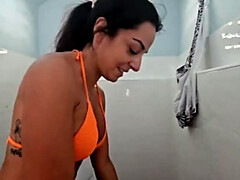 Plage, Brunette brune, Couple, Queue, Fille latino, De plein air, Tatouage, Toilettes