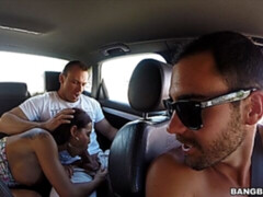 Culo grande, Mamada, Morena, Coche, Estilo perrito, Al aire libre, Público, Coño