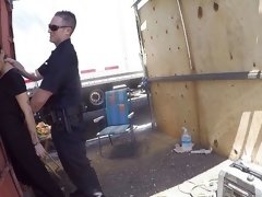 Pijpbeurt, Bruinharig, Gevangen, Hondjeshouding, Natuurlijke tieten, Tatoeage, Tiener, Tieten likken