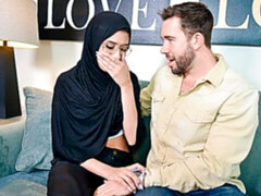 Gros cul, Sucer une bite, Brunette brune, En levrette, Lunettes, Embrassement, Mère que j'aimerais baiser, Tatouage