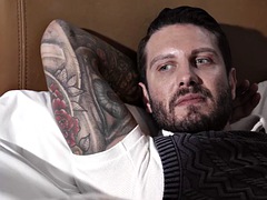 Tussi, Grosser schwanz, Blasen, Süss, Erotisch, Fingern, Ablutschen, Tätowierung