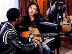 Enthousiasteling, Anaal, Bruinharig, Hondjeshouding, Interraciaal, Moeder die ik wil neuken, Natuurlijke tieten, Tieten likken