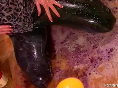 Habillées, Femelle, Nourriture, Cuir, Masturbation, Naturelle, Seins naturels, Nénés