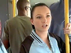 Brunette brune, Bus, Pom pom girl, Éjaculation interne, Double pénétration, Public, Adolescente, Plan cul à trois