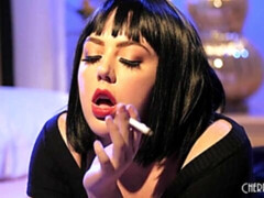 Enthousiasteling, Bruinharig, Masturbatie, Natuurlijke tieten, Kort haar, Strippen, Tieten likken, Speelgoed