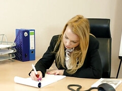 Nana, Blonde, En levrette, Fétiche des pieds, Embrassement, Rasée, Suçant, Serré