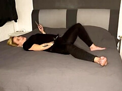 18, ブロンド, クリトリス, 女, 指いじり, ジーンズ, 淫乱熟女, 一人
