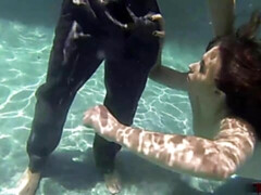 Amateur, Grosse bite, Gros seins, Sucer une bite, De plein air, Piscine, Maigrichonne, Sous marin