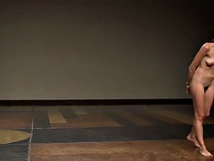 Bruinharig, Latijnse vrouw, Openbaar