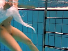 Frau, Lingerie, Öffentlich, Muschi, Solo, Jungendliche (18+), Eng, Unter wasser