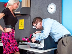 Grosse titten, Blondine, Blasen, Hundestellung, Lecken, Büro, Muschi, Titten