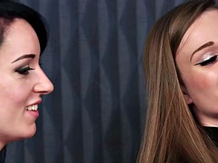 Nana, Grosse bite, Blonde, Brunette brune, Homme nu et filles habillées, Branlette thaïlandaise, Masturbation, Plan cul à trois