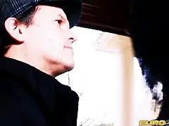 Sucer une bite, Brunette brune, Tromperie, Éjaculer dans la bouche, Femme au foyer, Lingerie, Mère que j'aimerais baiser, Jarretelles