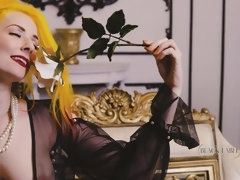 Grote mammen, Vingeren, Handbeurt, Masturbatie, Moeder die ik wil neuken, Schoenen, Strippen, Tatoeage