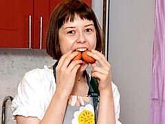 18 jahre, Braunhaarige, Fingern, Masturbation, Kurzes haar, Solo, Entkleiden, Titten