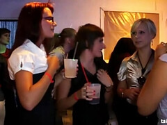 Blond, Naakte man aangeklede vrouw, Pop, Groep, Ondergoed, Feest, Kousen, Swinger
