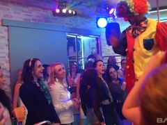 Blondine, Braunhaarige, Europäisch, Gruppe, Interrassisch, Piercing, Realität, Tätowierung