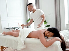 Grosser arsch, Grosser schwanz, Blasen, Braunhaarige, Hundestellung, Jungendliche (18+), Thai, Titten