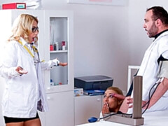 Grosse bite, Blonde, Sucer une bite, Médecin, En levrette, 2 femmes 1 homme, Adolescente, Nénés