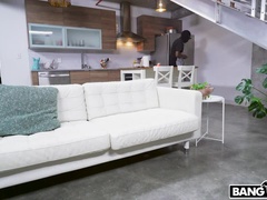 Sucer une bite, Éjaculer dans la bouche, En levrette, Hard, Fille latino, Monstre, Petite femme, Rasée