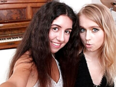 Grote kont, Pijpbeurt, Bruinharig, Hondjeshouding, 1 man 2 vrouwen, Tiener, Trio, Tieten likken