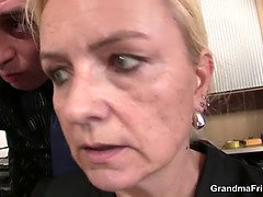 デカチン, フェラチオ, お婆さん, 熟年, ティーン, 三人