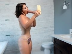 Salle de bains, Gros cul, Sucer une bite, Brunette brune, Attrapée, En levrette, Branlette thaïlandaise, Dénudage
