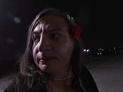 Enthousiasteling, Gevangen, Travestiet, Hakken, Masturbatie, Rijpe lesbienne, Buiten, Alleen