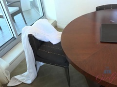 Enthousiasteling, Grote mammen, Pijpbeurt, Vriendin, Dikke tepels, Kut duiken, Roken, Tieten likken