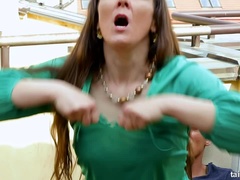 Pijpbeurt, Bruinharig, Aangekleed, Sperma in gezicht, Masturbatie, Naakt, Pissen, Pornster