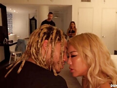 Жопа, Большой член, Большие сиськи, Блондинки, Межрасовый секс, Поцелуи, Мускулы, Сиськи