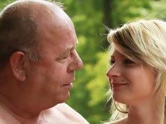 Blondine, Blasen, Hundestellung, Handjob, Küssen, Im freien, Entkleiden, Jungendliche (18+)