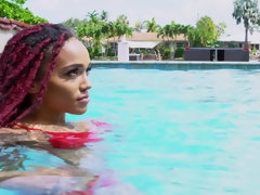 Sucer une bite, En levrette, Noir ébène, Poilue, Hd, De plein air, Piscine, Mouillée