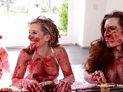 美女, フェラチオ, 巨乳な, 食べ物, ハードコア, レズビアン, 三人, オッパイの