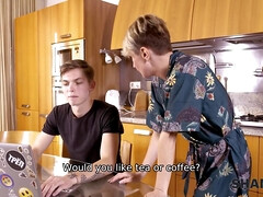 Hd, キッチン, 熟年, 淫乱熟女, ショートヘア, 息子, ストッキング, オッパイの