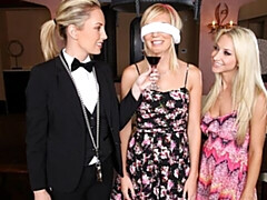 Большая жопа, Большие сиськи, Блондинки, Лесбиянка, Лизание, Белье, Молоденькие, Сиськи